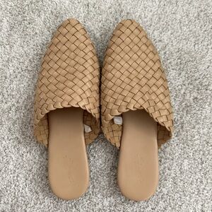 Universal thread weaved mules size 8.5